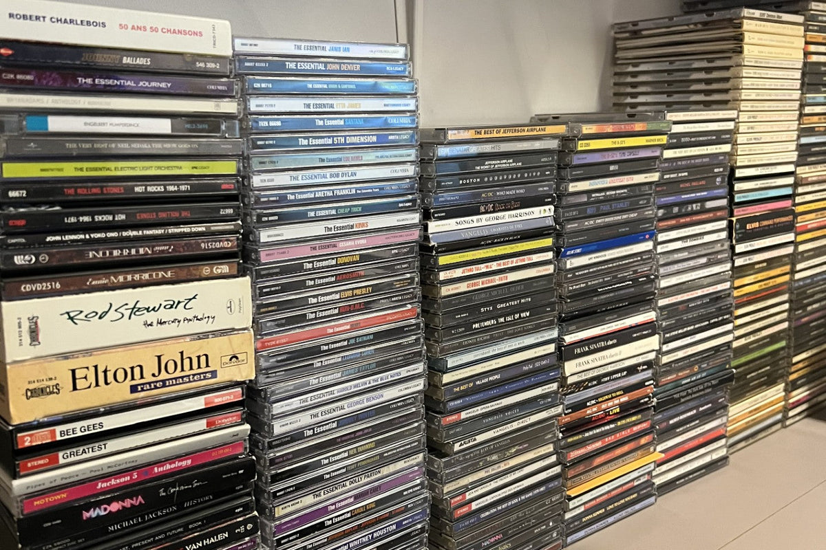 Piles de CD d'une collection à faire évaluer chez Freeson Rock