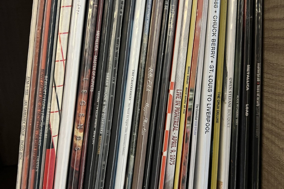 Vinyles usagés rangés debout, prêts pour une estimation chez Freeson Rock